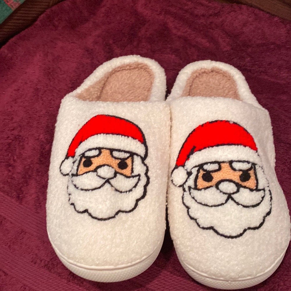 NWOT Women’s Santa Christmas Slippers